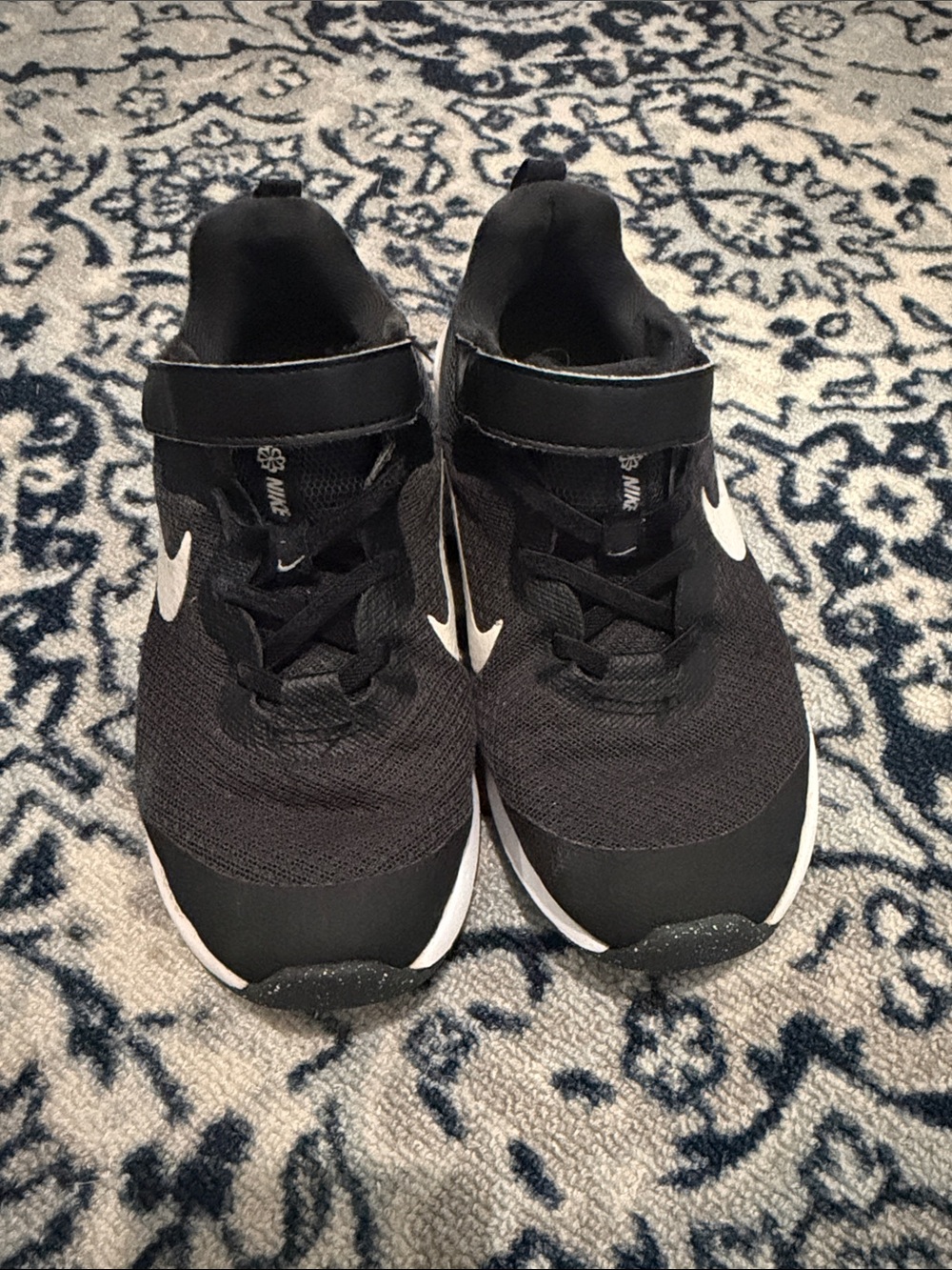 👟 Nike Kids Black and White Velcro Athletic Sneakers